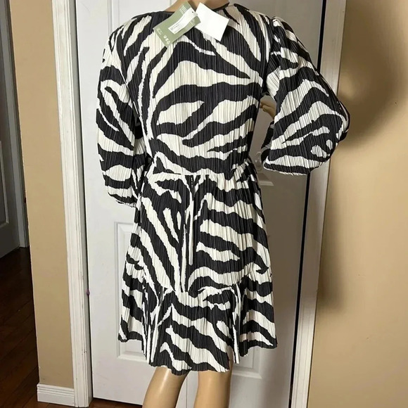 H&M animal print dress,,Black & white zebra print crinkle,balloon sleeves,tiered - Picture 11 of 16